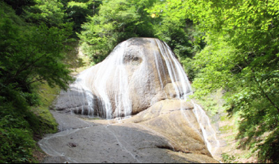 田子町の観光スポット、清らかな流れが心を癒す「みろくの滝」
